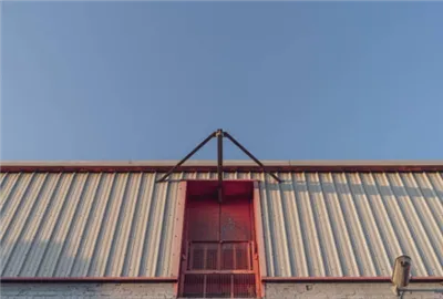 Udforskning af holdbarheden af ​​et stående sømmetal tagsystem